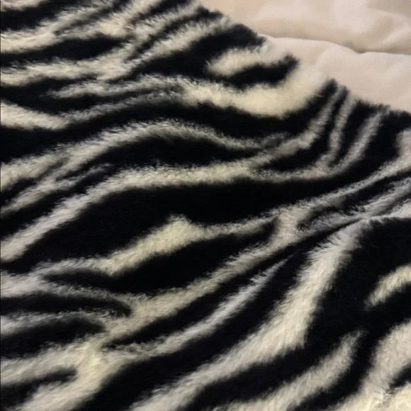 H&M Black and White Faux Fur Shoulder Bag - Picture 5 of 6